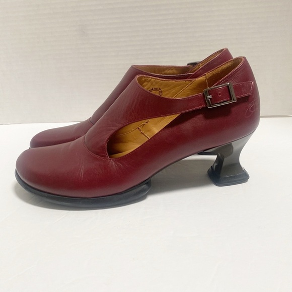 John Fluevog | Wearever Gracias side buckle shoe with cutout - Picture 4 of 17